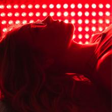 इन्फ्रारेड एलईडी लाइट थेरेपी डिवाइस एल्यूमिनियम मिश्र धातु के पास 600W घरेलू उपयोग 2